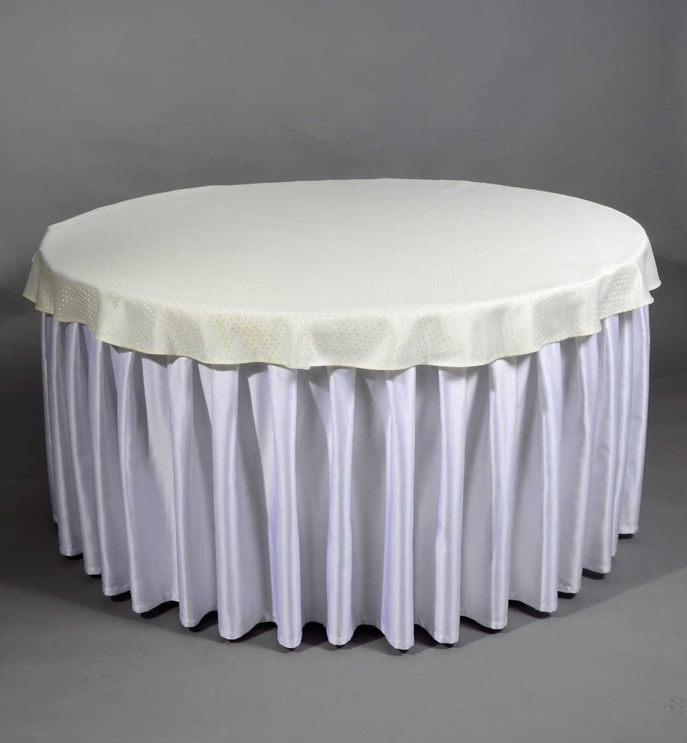 Okrúhly banketový stôl s obrusom a sukňou