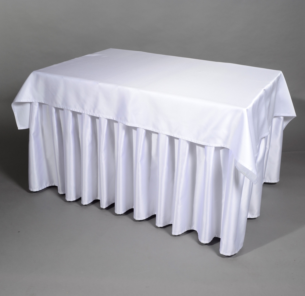 Hranatý banketový stôl s obrusom a sukňou